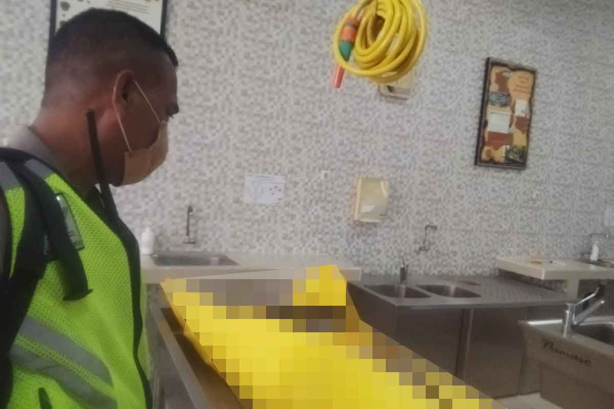 Korban kecelakaan yang terlindas bus usai tabrak mobil boks di Jalan Raya Waru, tepatnya di selatan Jembatan Penyebrangan, Senin (14/8/2023).