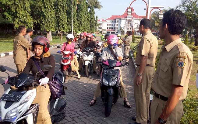 Para PNS yang kedapatan hendak keluar kantor saat dirazia BKD. foto: syuhud/ BANGSAONLINE
