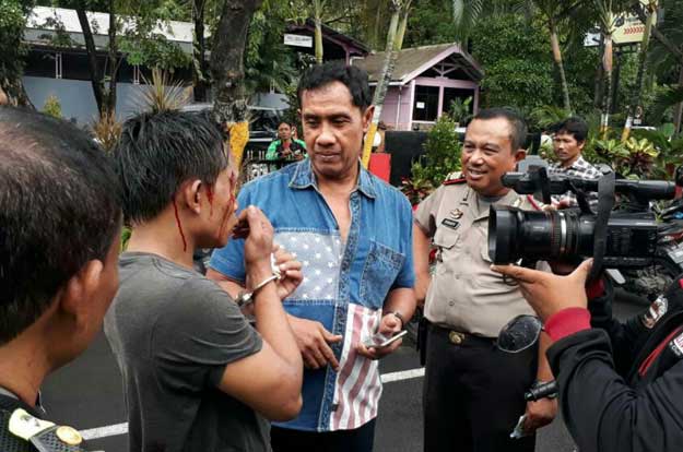 Tersangka saat digelandang ke Mapolsek Gubeng