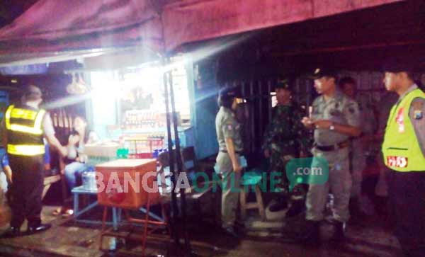 Petugas gabungan saat mendatangi warung miras. foto: soewandito/ BANGSAONLINE