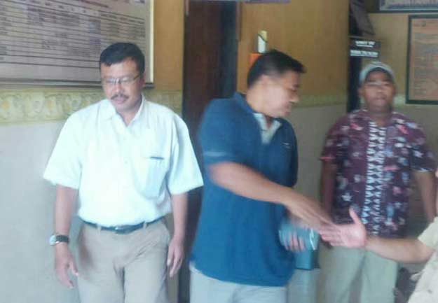 Kepala Dinas Perdagangan dan Perindustrian Wahyu Prihartono saat hendak meninggalkan Mapolres Sampang. foto: BAHRI/ BANGSAONLINE