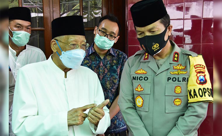 Kapolda Jawa Timur Irjen Pol. Nico Afinta sedang berbincang dengan Ketua MUI Jatim KH. Abdussomad Buchori.
