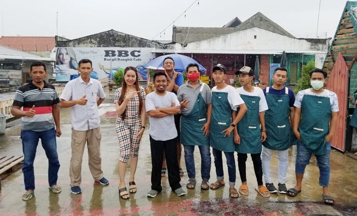 Sejumlah pegawai Muslim Properti yang sedang berpose bersama.
