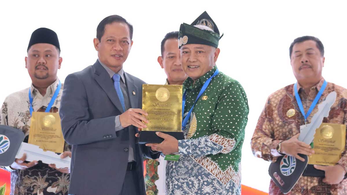 Bupati Malang saat menerima penghargaan.