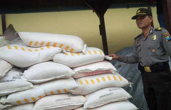 Petugas menunjukkan pupuk bersubsidi yang dijual secara ilegal. foto: eky nurhadi/ BANGSAONLINE