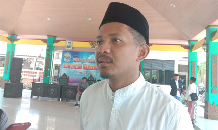 KH. Nasih Aschal saat diwawancarai bangsaonline.com terkait janji bupati menciptakan 1.000 santri entrepreneur. foto: SUBAIDAH/ BANGSAONLINE