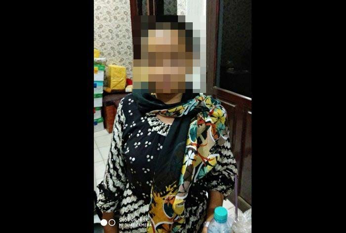 Dengan rambut digunduli, korban melaporkan penganiayaan atas dirinya kepada petugas Polres Bangkalan. 