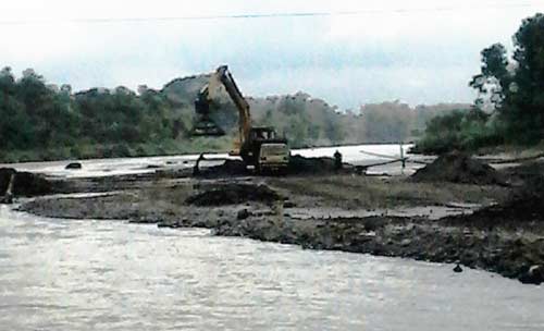 Alat berat yang digunakan untuk mengeruk pasir kali Brantas. Foto: agus pandu/BANGSAONLINE