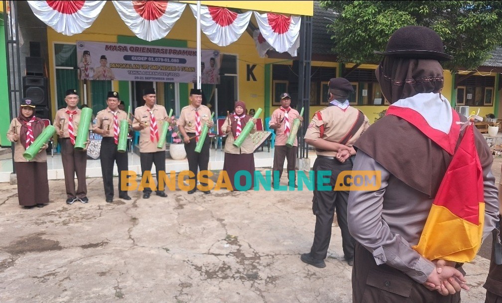 Pemukulan kentong tanda dibukanya MOP di SMP Negeri 6 Tuban. Foto: Achmad Choirudin/BANGSAONLINE
