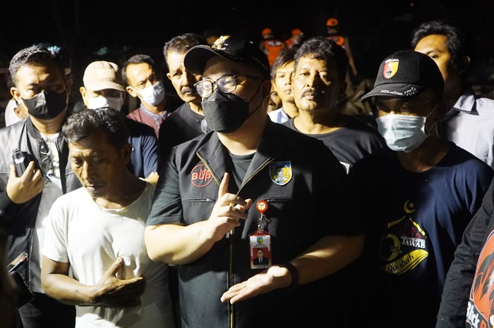 Bupati Kediri Hanindhito Himawan Pramana usai mengunjungi Pasar Ngadiluwih yang baru terbakar. foto: ist.