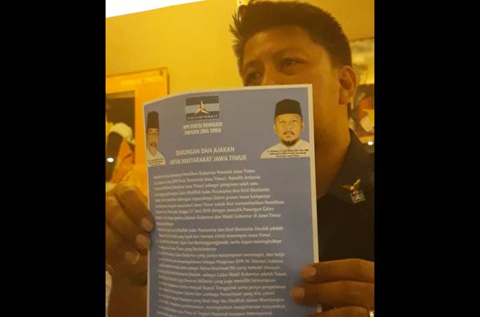 Renville Antonio membacakan suratnterbuka Pakde untuk masyarakat Jawa Timur. foto: didi rosadi/bangsaonline 