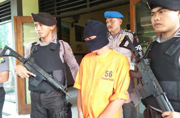 Tersangka saat diamankan di Mapolres Sumenep.