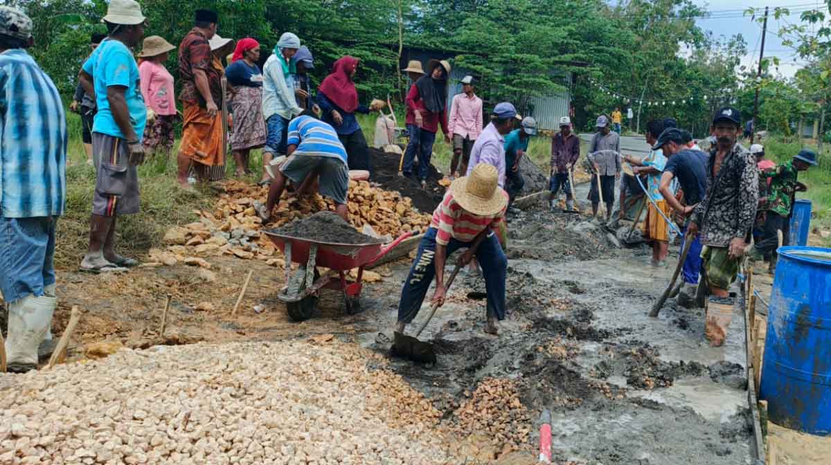 Masyarakat di Kecamatan Robatal saat melakukan perbaikan jalan poros kabupaten. Foto: Ist