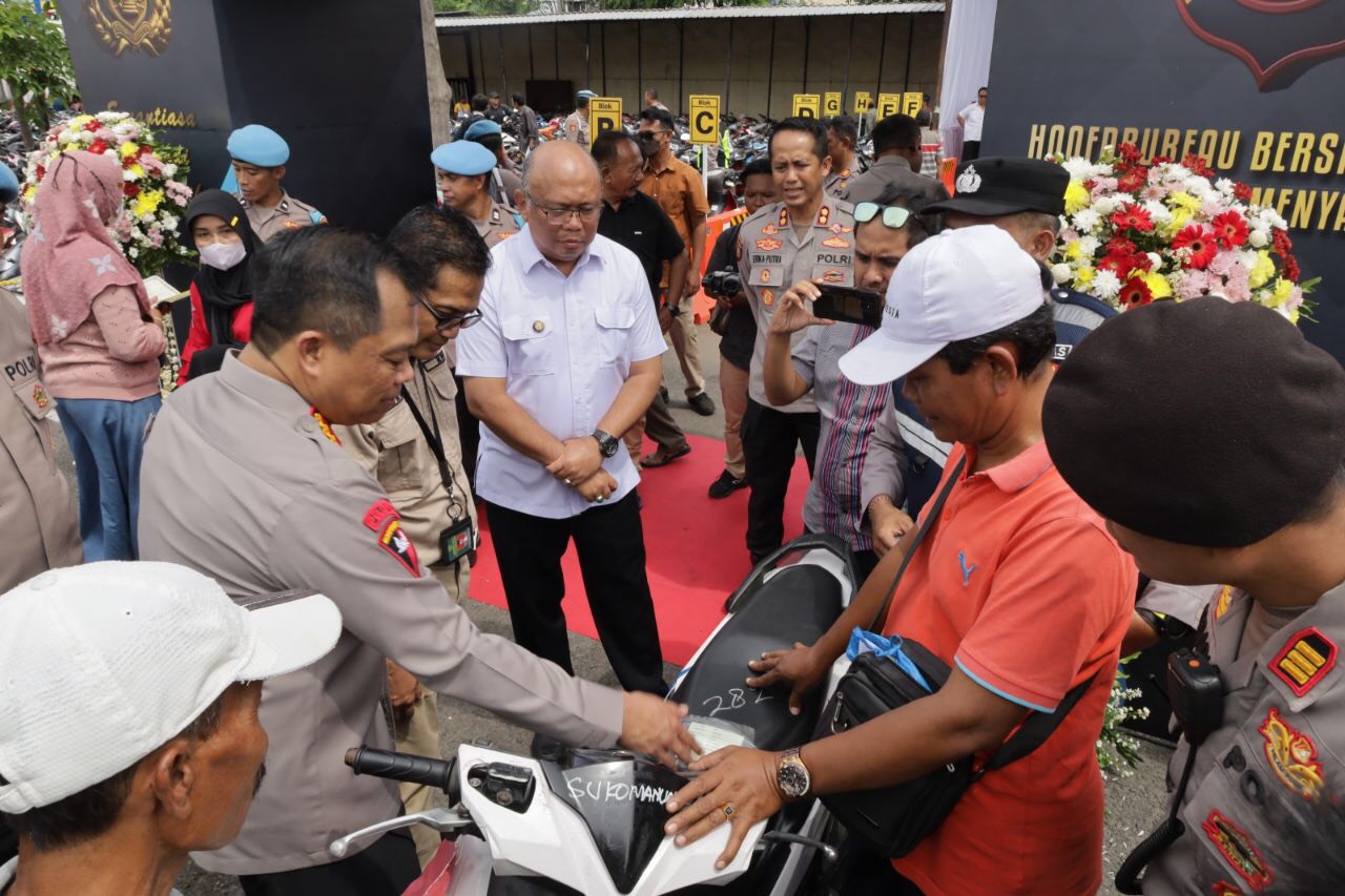 Salah satu pemilik motor saat mengambil kendaraannya di Bazar Motor Polrestabes Surabaya