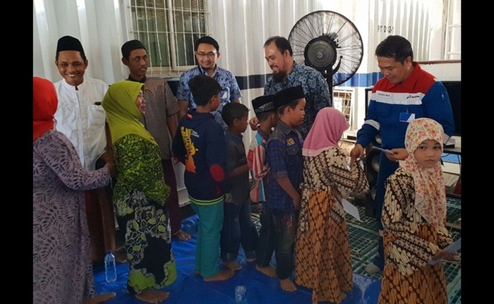 Pertamina EP Asset 4 saat memberikan santunan kepada puluhan anak yatim dan sejumlah warga setempat di lokasi sumur Tapen 03, Desa Sidoharjo, Kecamatan Senori, Tuban, Rabu (9/4).