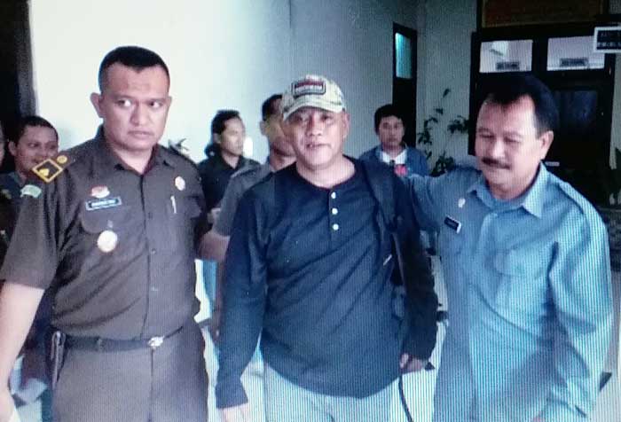 Kusmiyanto (tengah) saat digelandang petugas kejaksaan.