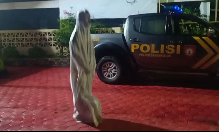 Pocong palsu saat diamankan di Mapolsek Sanankulon. (foto: ist)