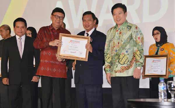 Bupati Tuban, H. Fathul Huda ketika menerima penghargaan IAI yang diberikan langsung oleh Menteri dalam Negeri, Tjajo Kumolo. (foto: suwandi/BANGSAONLINE)