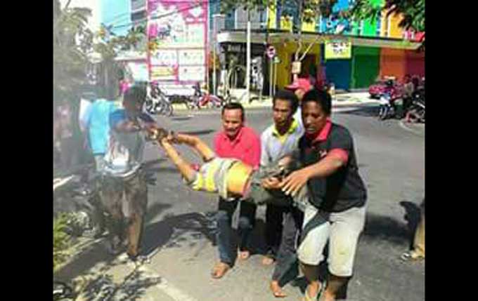 Salah satu korban saat dievakuasi warga.