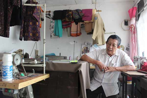 Trisno, Ketua Kampung Penjahitan, tetap memroduksi meski di usia tua. foto: luckman hakim/BANGSAONLINE
