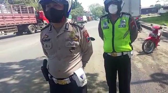 Petugas saat menertibkan kendaraan yang parkir di Bundaran Apollo, Gempol, Kabupaten Pasuruan.