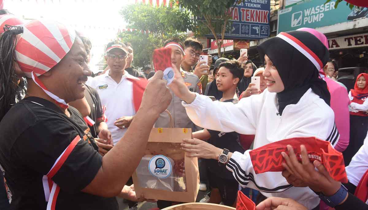 Wali Kota Kediri saat menyerahkan hadiah untuk pemenang lomba. Foto: Ist 