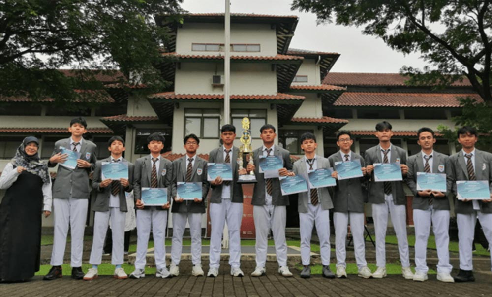 Beberapa siswa dan siswi SMA Dwiwarna (Boarding School) peraih prestasi non-akademik menunjukkan trofi dan piagam.