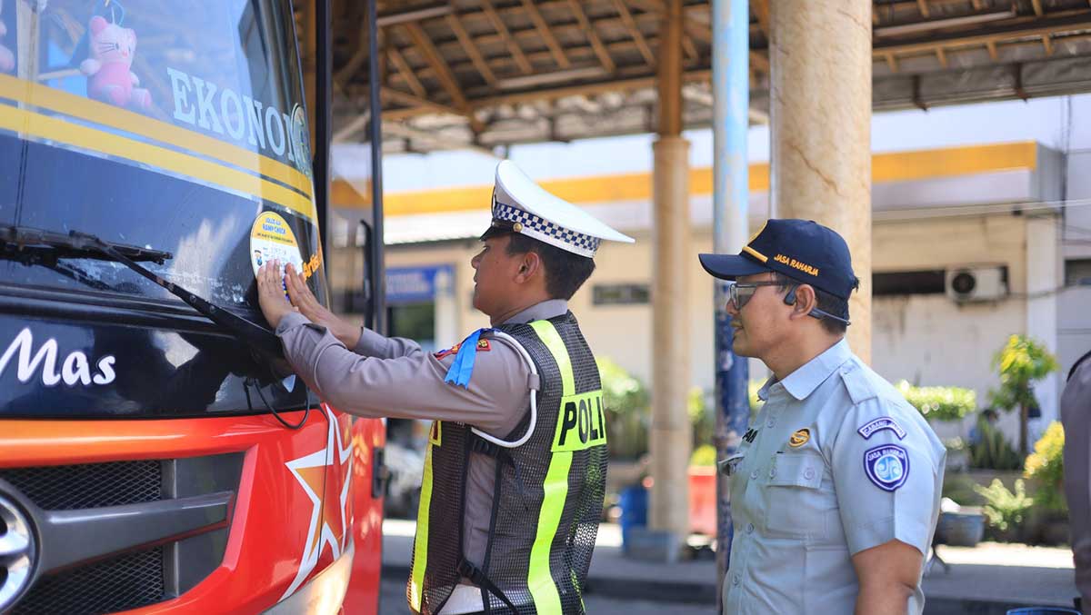Petugas ketika menempel stiker di bus setelah dilakukan ramp check. Foto: Ist