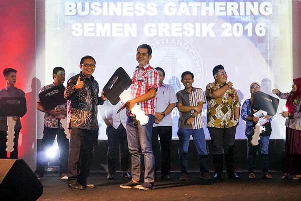Kepala Departemen Penjualan Semen Gresik, Bambang Djoko, menyerahkan hadia utama berupa sepeda motor kepada salah satu pemenang undian pada acara Business Gathering Semen Gresik Area Jember di New Sari Utama, Jember. foto: syuhud/ BANGSAONLINE