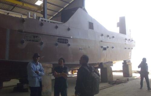 Kapal-kapal pesiar yang sedang dikerjakan PT Orela Shipyard di Desa Ngimboh, Ujung Pangkah. (foto: syuhud/BANGSAONLINE)