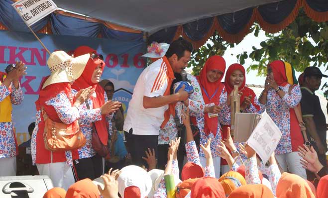 Wabup Moh. Qosim bersama ribuan warga ketika menabuh kentongan bersamaan. foto: syuhud/ BANGSAONLINE