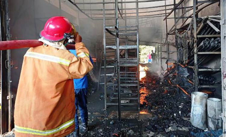 Petugas Damkar saat sedang memadamkan api. (foto: TRIWI YOGA/ BANGSAONLINE)