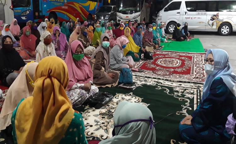 Calon Wakil Bupati Kediri, Dewi Mariya Ulfa saat berdialog dengan warga muslimat dan fatayat di Dusun Ngatup, Desa Kambingan, Kecamatan Pagu. (foto: MUJI HARJITA/ BANGSAONLINE)