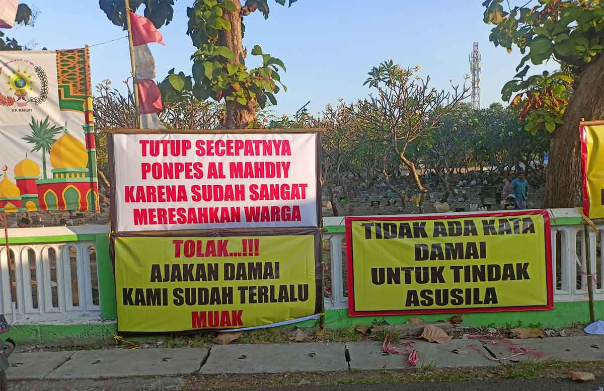 Bentuk protes warga Desa Pagerwojo, Kecamatan Buduran, Sidoarjo, terhadap kegiatan di Pondok Pesantren Al Mahdiy.