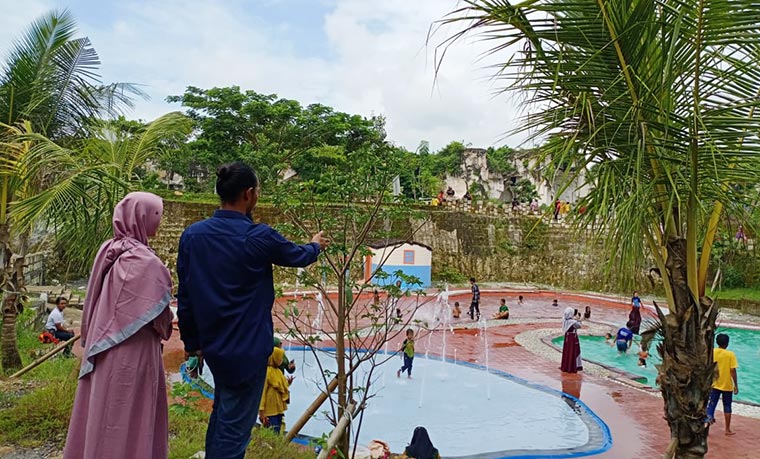 Kades Sekapuk, Abdul Halim saat me-launching Kolam Banyu Gentong di Wisata Setigi. foto: ist.