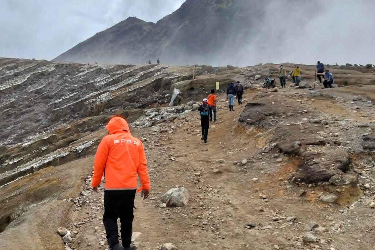 Tim gabungan saat melakukan penyisiran di jalur pendakian Kawah Ijen. Foto: Basarnas