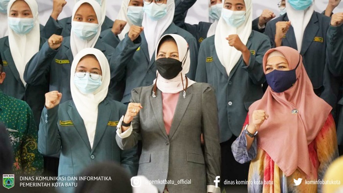 Wali Kota Batu, Hj. Dewanti Rumpoko saat menghadiri pelantikan pimpinan IPNU-IPPNU.