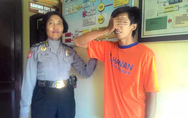 Korban saat diamankan di Mapolsek Gurah. foto: dendi martoni/BANGSAONLINE