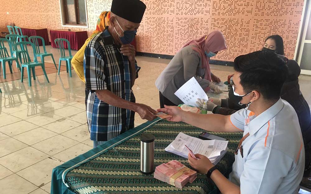 Salah satu warga saat menerima BST dari petugas Kantor Pos.