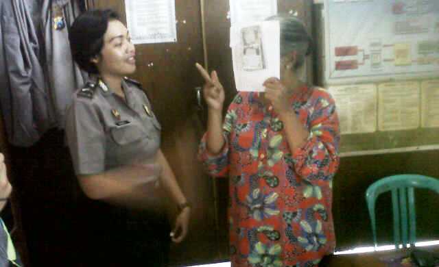 Suwarsih, pelaku pengecer judi togel menunjukan barang bukti dihadapan petugas. (Arif Kurniawan/BANGSAONLINE)