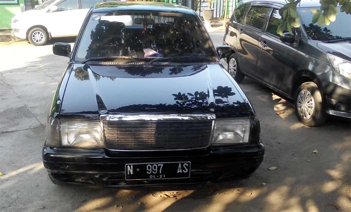 Barang bukti mobil Ketua LSM Barata Pasuruan saat diamankan di Rumah Makan Anda. foto: ANDI F/ BANGSAONLINE