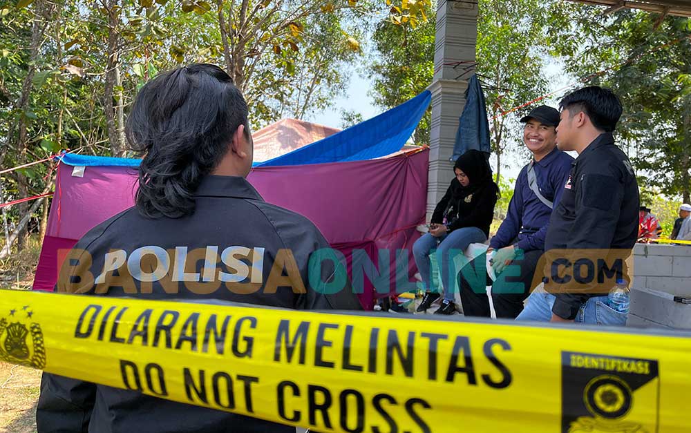 Garis polisi saat dipasang di lokasi kuburan korban yang diduga meninggal akibat penganiayaan.