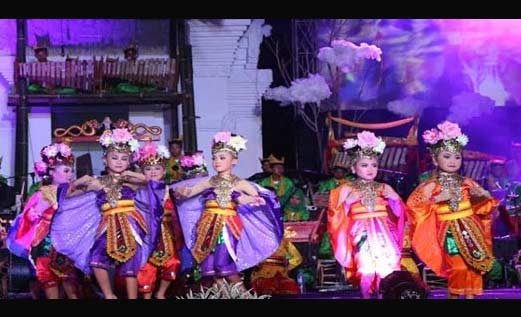 Pertunjukan Lalare Orchestra Banyuwangi yang memukau di depan peserta PATA Travel Mart di Indonesia Convention Exhibition (ICE). 