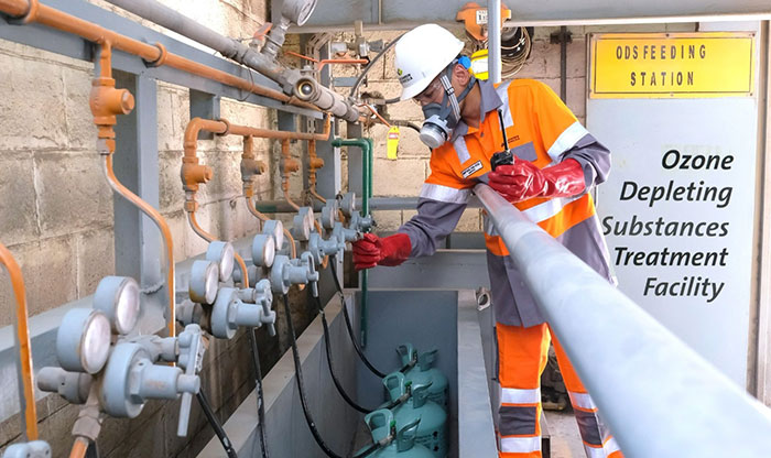 Aktivitas pengecekan flow meter sebelum dilakukan pemusnahan BPO di fasilitas Ozone Depleting Substances (ODS) Pabrik Narogong, Jawa Barat. Foto: Ist
