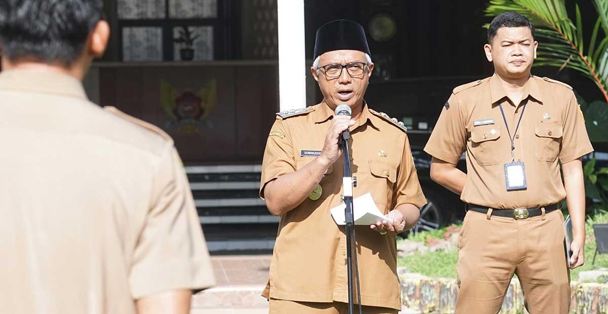 Wakil Wali Kota Kediri saat memimpin apel.
