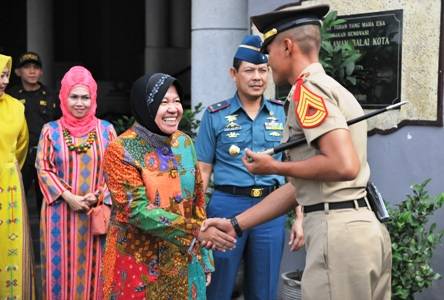 ?Wali Kota Surabaya menyalami satu mahasiswa AAL. foto:humas/BANGSAONLINE