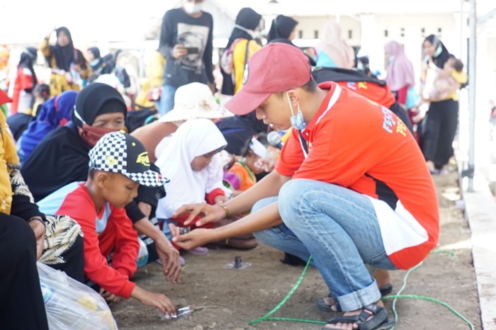 Kepala Desa Latukan, M Jiono saat memandu seorang siswa.