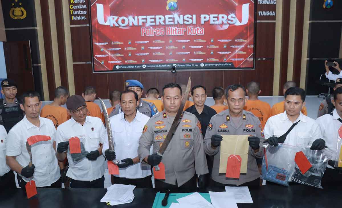 Konferensi pers terkait ungkap 12 kasus tindak pidana, dan mengamankan 13 orang tersangka pada periode 1-14 Mei 2025 di Mapolres Blitar Kota.