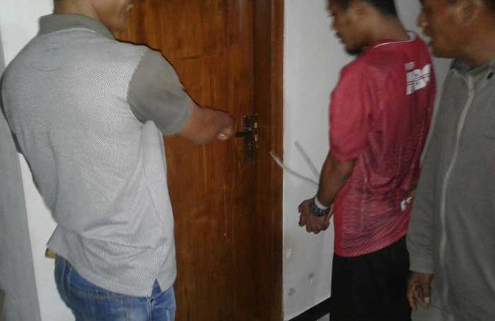 Polisi saat melakukan olah TKP di rumah korban.