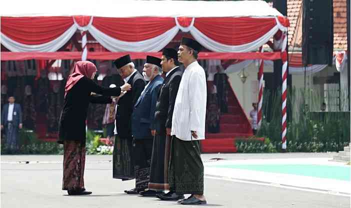 Peringati HSN, Gubernur Khofifah Serahkan Sertifikat WBTB dan Penghargaan Jer Basuki Mawa Beya